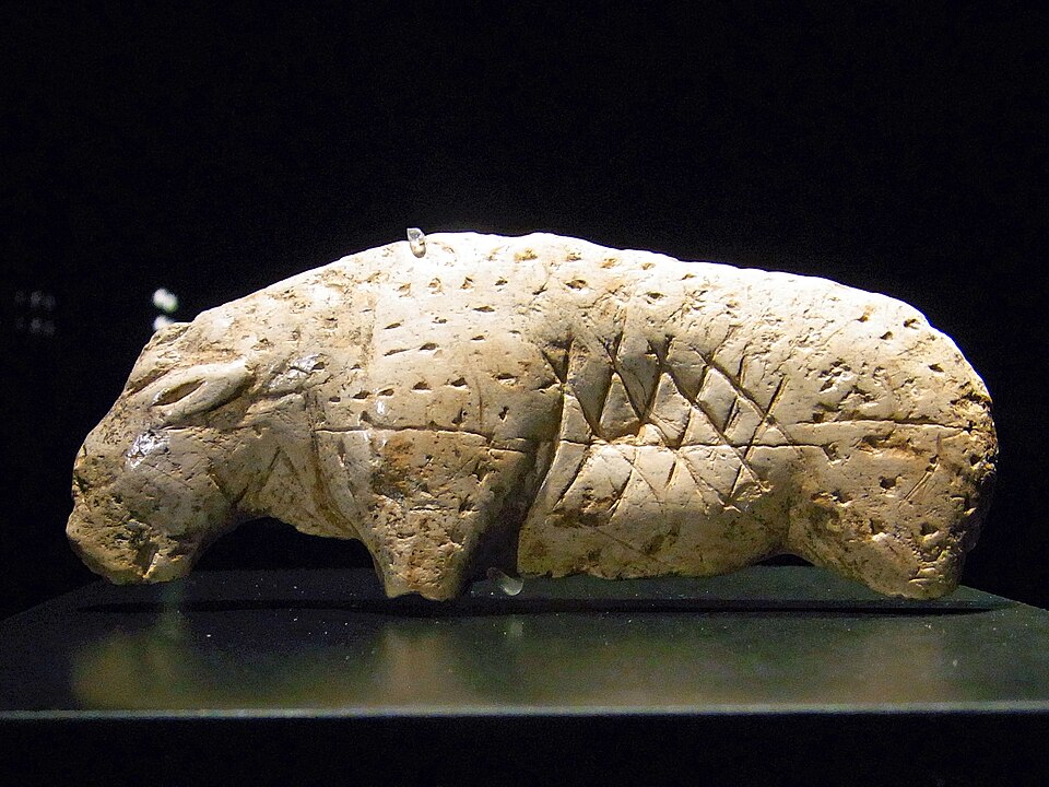 Sculpture de lion aurignacienne provenant de la grotte de Vogelherd, en Allemagne