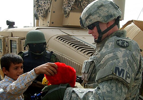 Un soldat avec le SSI de la 89e brigade de police militaire sur son épaulière Interceptor Body Armor.
