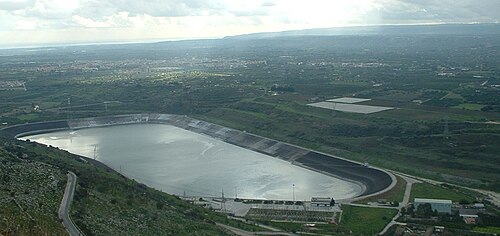 La centrale hydroélectrique de la rivière Anapo près de Solarino.