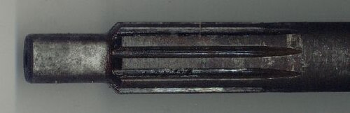 Une cannelure à l'extrémité d'un arbre d'entrée de transmission manuelle