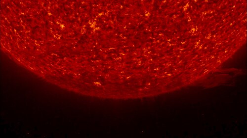 Le pôle Sud du Soleil. On peut voir de la matière jaillir du Soleil dans le coin inférieur droit de l'image. Mars 2007