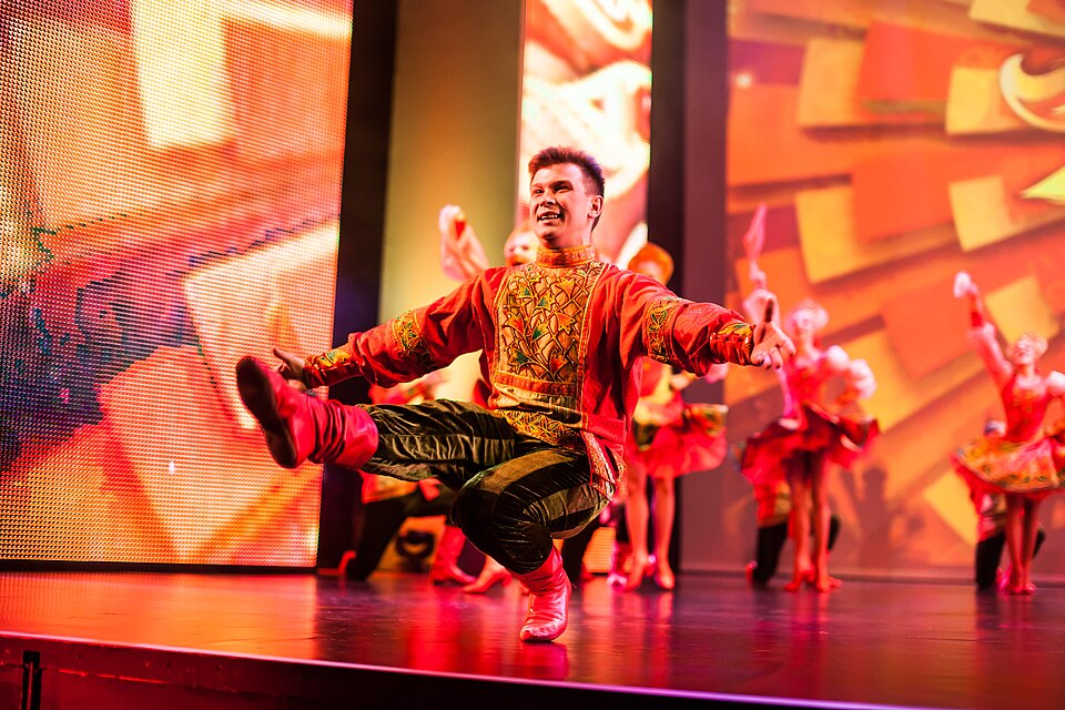 Danse russe traditionnelle accroupie.