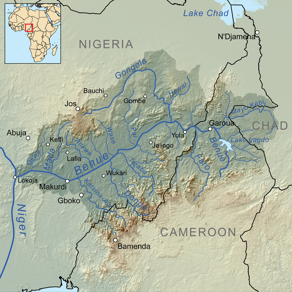Le fleuve Bénoué est alimenté par de nombreux affluents prenant leur source sur le plateau de l'Adamaoua ; nombre de ses plus importants affluents sont des cours d'eau saisonniers. Le Bénoué est lui-même un affluent majeur du Niger.