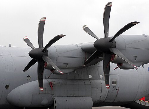C-130J Super Hercules montrant des hélices en forme de cimeterre à pointes inclinées