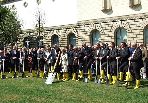 Cérémonie d'inauguration avec des pelles, marquant le début de la construction du nouveau musée Städel à Francfort-sur-le-Main le 6 septembre 2009.