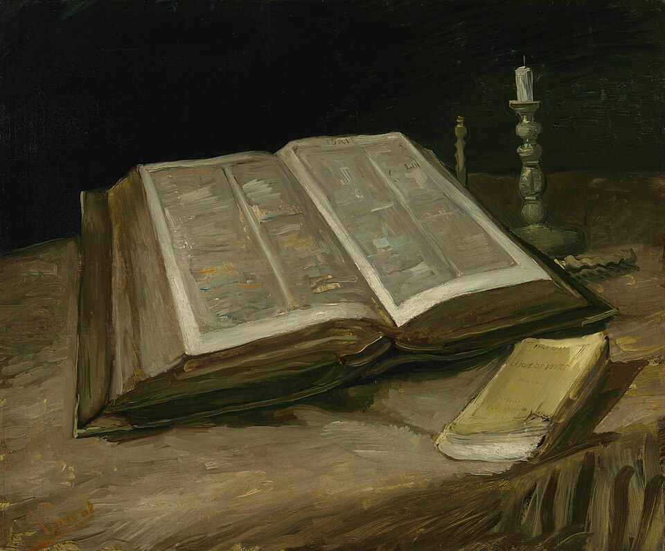 Image d'une grande bible ouverte sur une table
