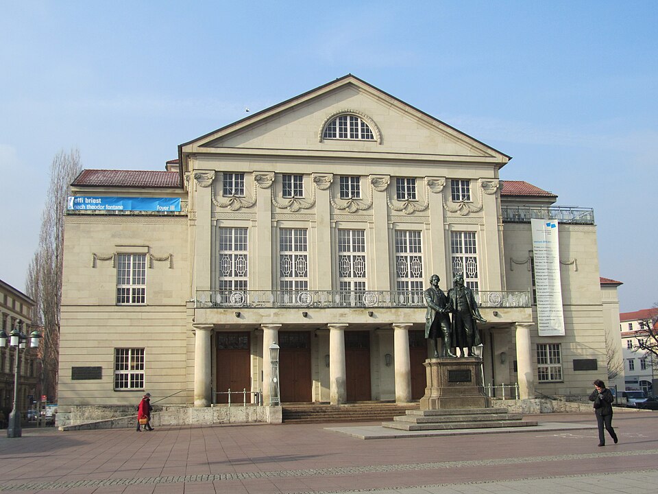 Théâtre et Goethe-Schiller-Denkmal