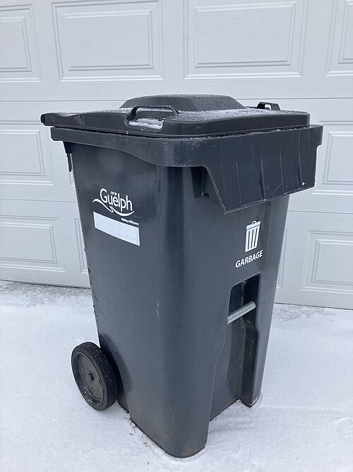 Une poubelle résidentielle à roulettes à Guelph, en Ontario, au Canada