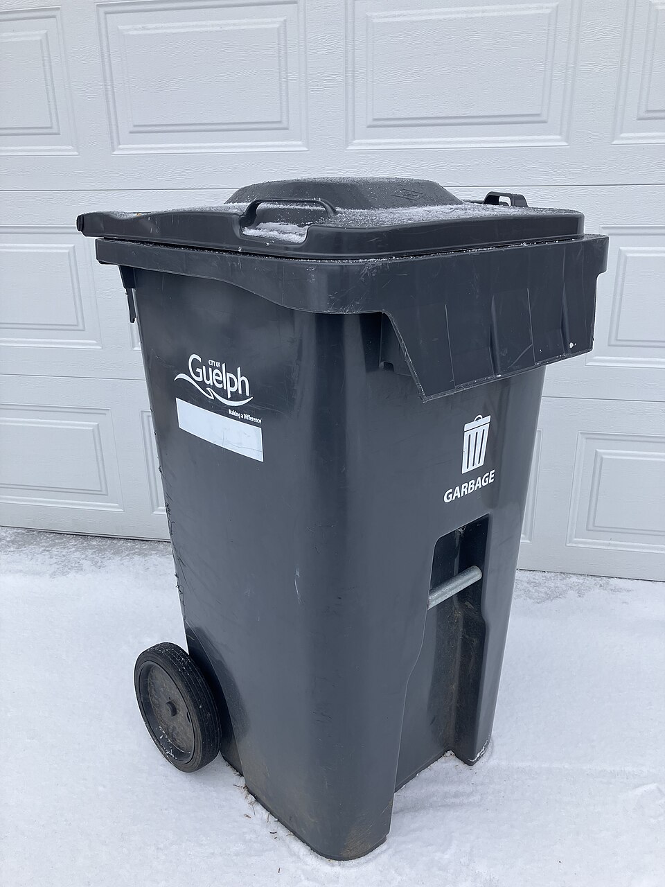 Une poubelle résidentielle à roulettes à Guelph, en Ontario, au Canada