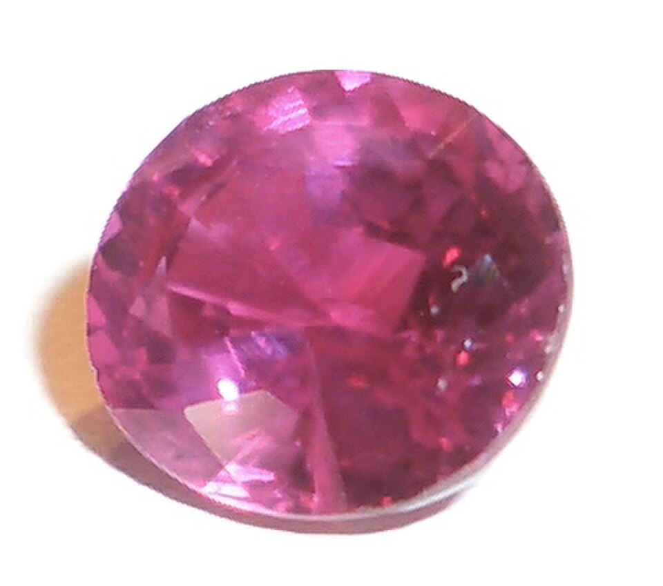 Un rubis rose taillé