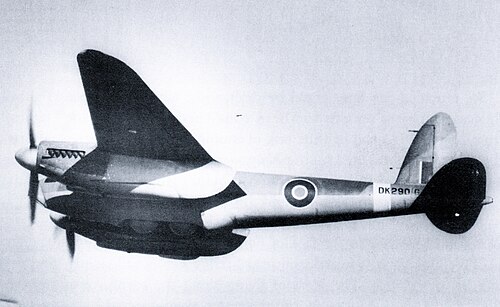 Prototypes Highball dans la soute à bombes modifiée du de Havilland Mosquito DK290/G. Le suffixe « G » a été appliqué au numéro de série de certains avions expérimentaux (escadrons non opérationnels), pour montrer qu'ils doivent être surveillés à tout moment lorsqu'ils sont au sol, en raison de leur nature Top Secret.[56]