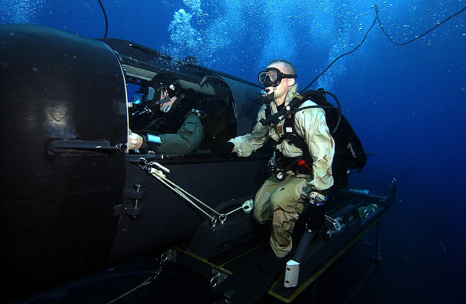 Un plongeur de la Marine et un opérateur spécial de l'équipe de livraison SEAL (SDV) 2 effectuent des opérations SDV avec le sous-marin nucléaire lanceur de missiles USS Florida