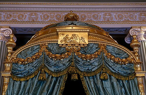 Festons néoclassiques sur un lit, par Thomas Chippendale, 1773, bois sculpté et doré, Harewood House, Harewood, West Yorkshire, Angleterre