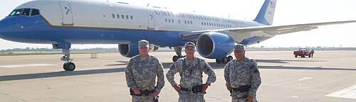 Les gardes de la réserve militaire de l'État de Californie assurent la sécurité de l'Air Force Two.