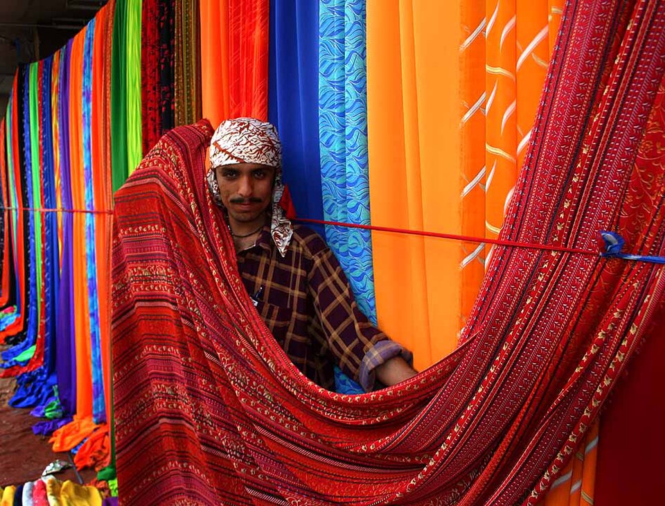 Marché textile sur les trottoirs de Karachi, Pakistan