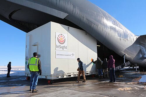 Atterrisseur InSight chargé sur un Boeing C-17 Globemaster III (décembre 2015)
