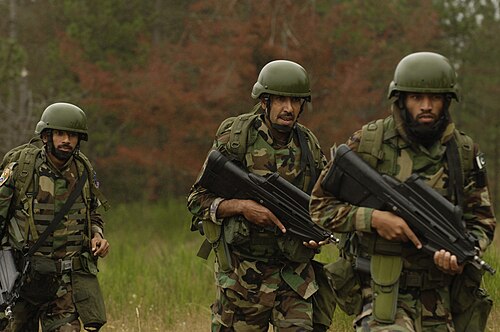 Des membres de l'escadre des services spéciaux (force aérienne pakistanaise) armés de fusils F2000 lors d'un exercice d'entraînement à Fort Lewis, Washington, États-Unis, le 23 juillet 2007.