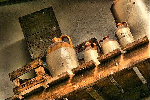 Un ensemble de cruches en terre cuite utilisées pour contenir du cidre, fabriquées dans le Somerset, en Angleterre
