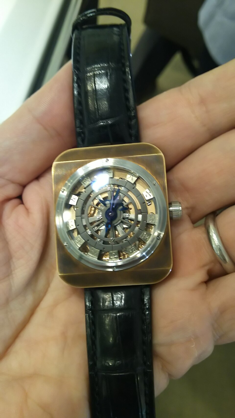 Montre-bracelet Wadokei Revision indiquant l'heure japonaise et l'heure moderne par Masahiro Kikuno