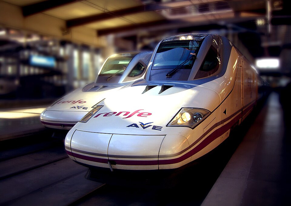 Un train Talgo 350 (classe Renfe 102) à la gare de Madrid Atocha.