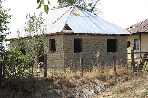 Maison en briques d'adobe en construction en Roumanie