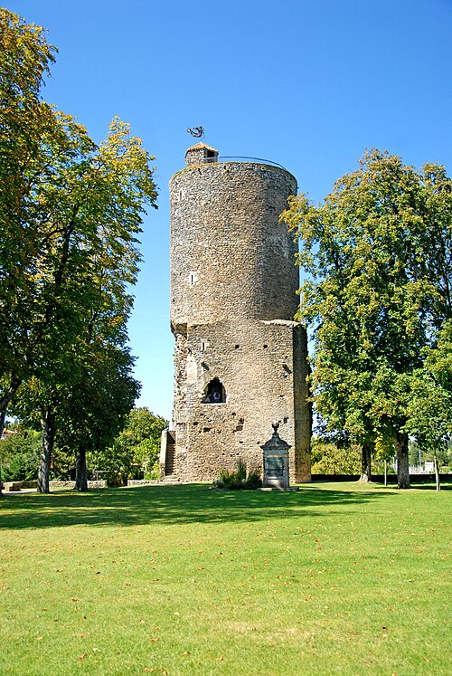 Tour Mélusine, construite à la fin du XIIe siècle ou au début du XIIIe siècle pour soutenir la place fortifiée de Vouvant.