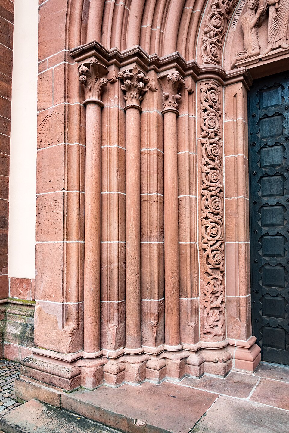 Colonnes gothiques élancées sur un portail de la Marienkirche Gelnhausen [de] (Gelnhausen, Allemagne)