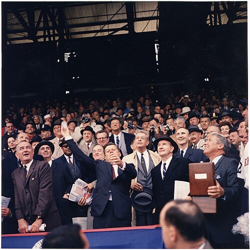 John F. Kennedy lance la première balle, jour d'ouverture, le 10 avril 1961