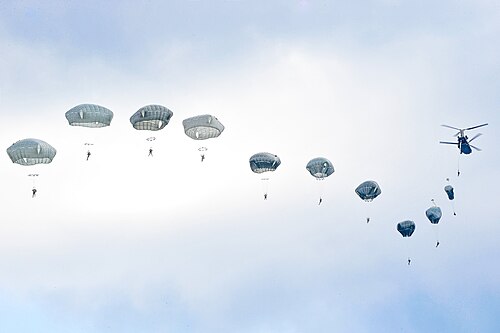 Des parachutistes américains sautent d'un Chinook au-dessus de l'Allemagne en 2019.
