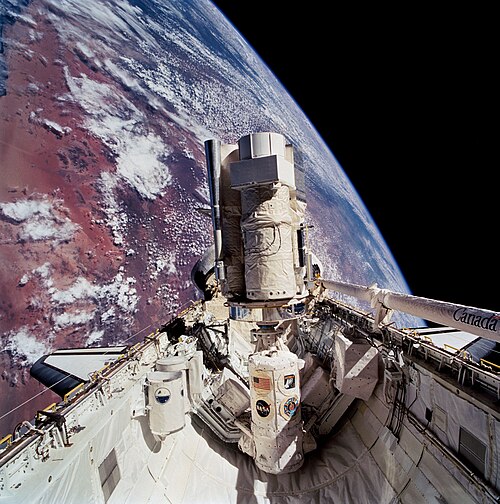Le matériel de SpaceLab comprenait un laboratoire pressurisé, mais aussi d'autres équipements permettant à l'Orbiter de servir d'observatoire spatial habité (mission Astro-2, 1995, illustrée)
