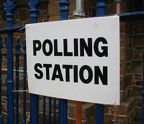 Un panneau de bureau de vote lors des élections générales de 2008 à Jersey