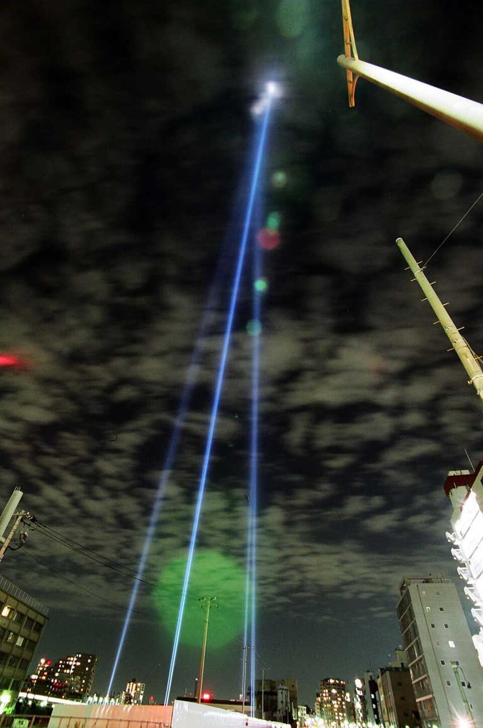 Projecteurs démontrant la hauteur de la Tokyo Skytree avant sa construction en 2007