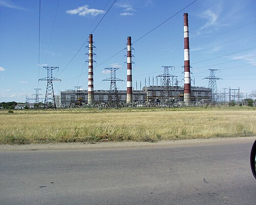 Centrale électrique d'Iriklinskaya avec cheminées utilisées comme pylônes à haute tension
