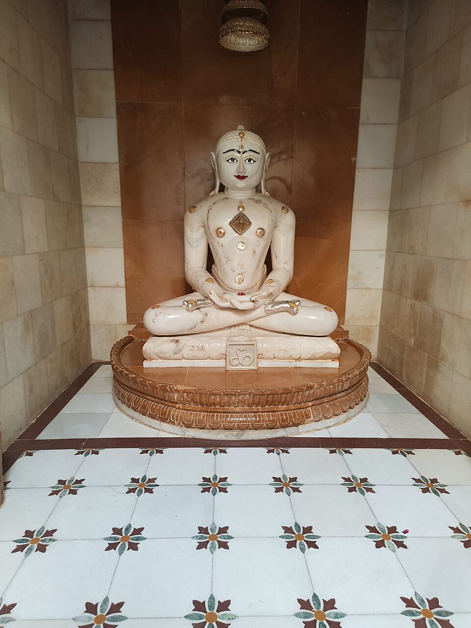 Ancienne idole d'Amizara Parshwanath dans un temple rupestre de la colline de Girnar