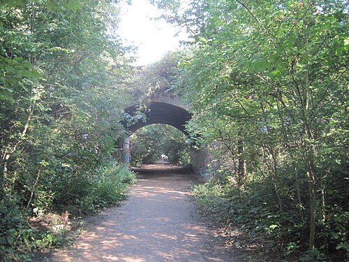 Une photographie du sentier ferroviaire Parkland Walk à Londres