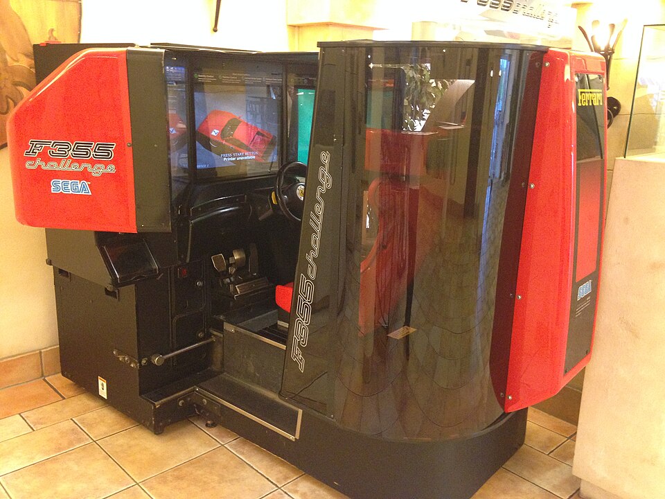 Une borne d'arcade avec un volant