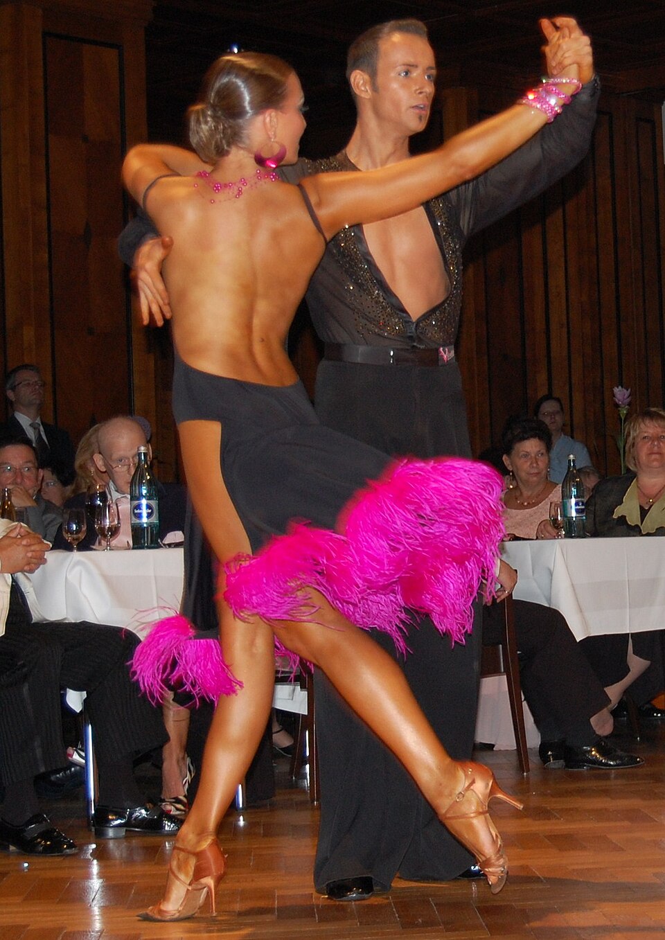 Des danseurs de salon latins exécutent le tango.