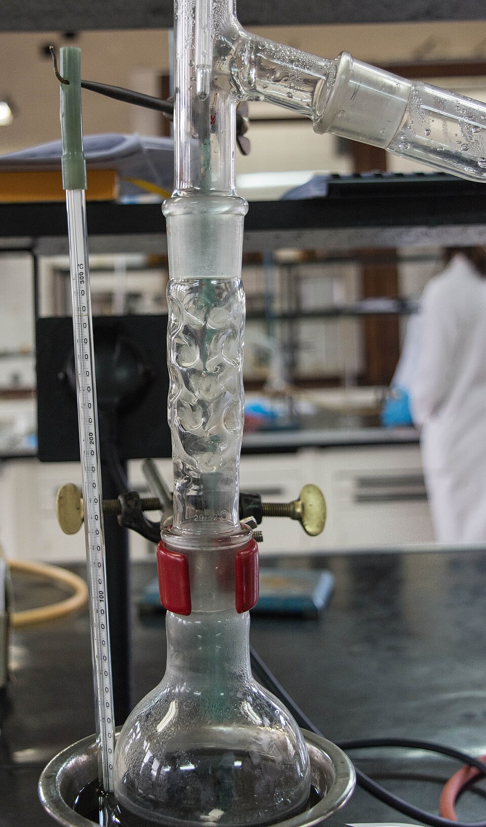 Une colonne Vigreux dans une configuration de laboratoire