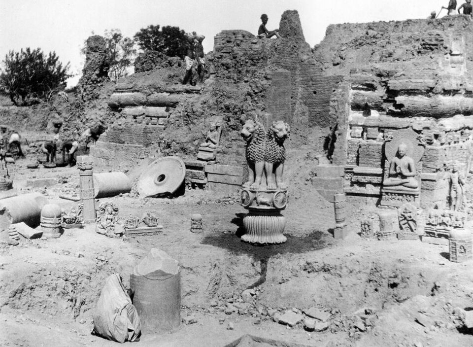 Le chapiteau aux lions d'Ashoka, la sculpture du Bouddha prêchant son premier sermon et la colonne d'Ashoka, ainsi que d'autres antiquités telles qu'elles sont apparues lors de leur exhumation à Sarnath le 15 mars 1905 (photographie de FO Oertel).