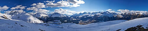 Panorama de la Haute-Engadine depuis Muottas Muragl, montrant les sommets Piz Muragl, Piz Julier et Piz Ot, ainsi que la ville de Saint-Moritz et Celerina