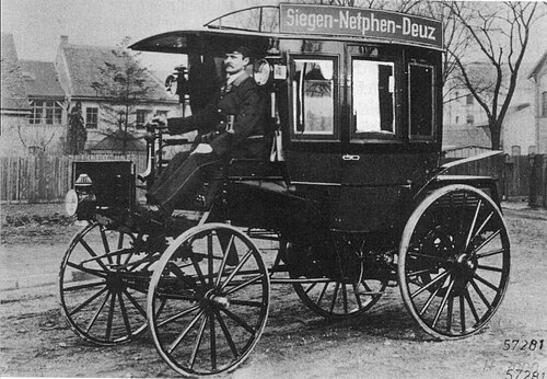 Le tout premier omnibus à combustion interne, introduit en 1895 (Siegen à Netphen)