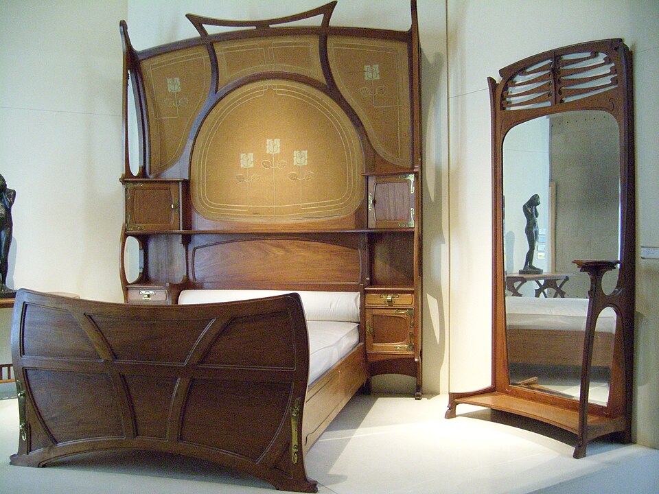 Lit et miroir de Gustave Serrurier-Bovy (1898-1899), conservés au musée d'Orsay, à Paris.