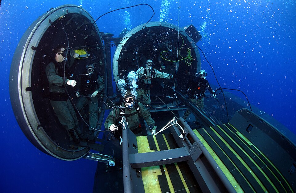 Des plongeurs de la marine et des opérateurs spéciaux rattachés à l'équipe de livraison SEAL 2 effectuent des opérations SDV avec l'USS Florida