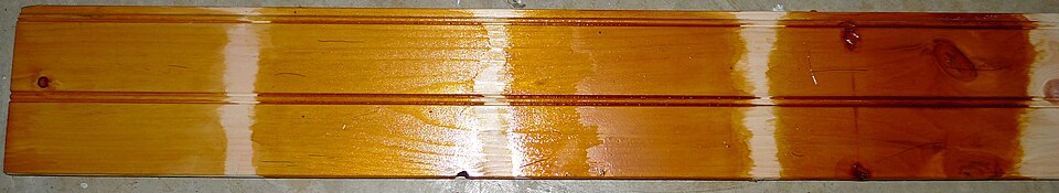 Exemple « rapide et sale » d'une planche de pin recouverte de 1 à 5 couches de gomme laque foncée décirée (une version plus foncée de la gomme laque orange traditionnelle)