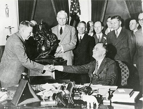 Trophée Collier 1933 Le président Roosevelt félicite Frank W. Caldwell de Hamilton Standard pour l'hélice à pas variable
