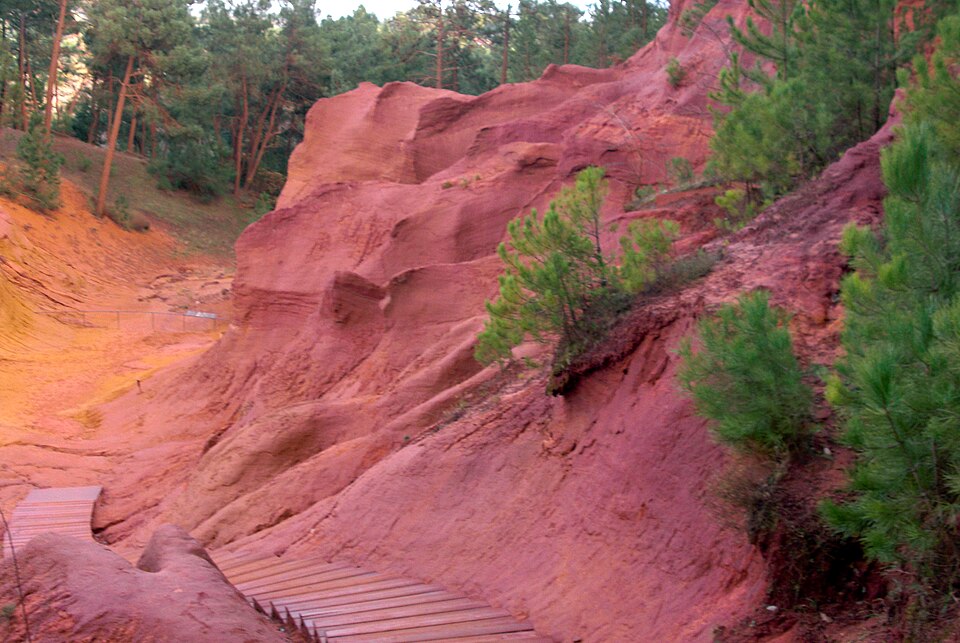 Falaises d'ocre rouge près de Roussillon, en France. L'ocre rouge est composée d'argile teintée d'hématite. L'ocre fut le premier pigment utilisé par l'homme dans les peintures rupestres préhistoriques.