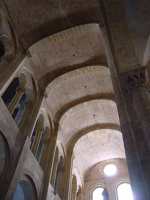 Arcs transversaux de l'église abbatiale Sainte-Foy