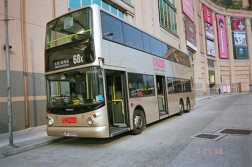 bus à impériale à un arrêt de bus