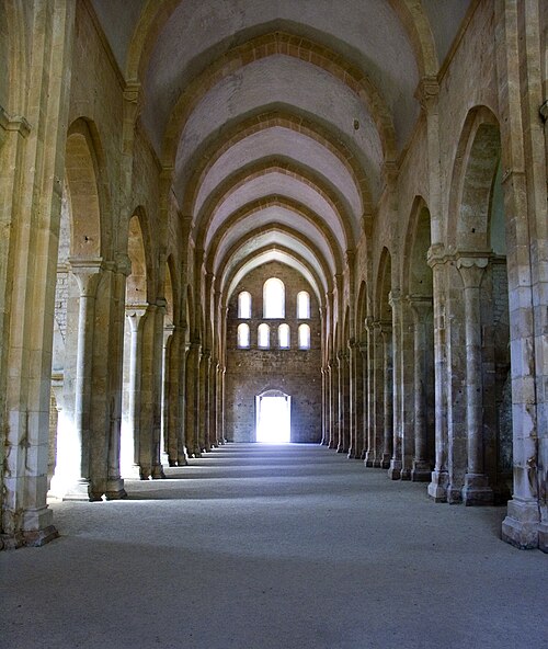 Voûte en berceau brisé avec arcs doubleaux (Abbaye de Fontenay)