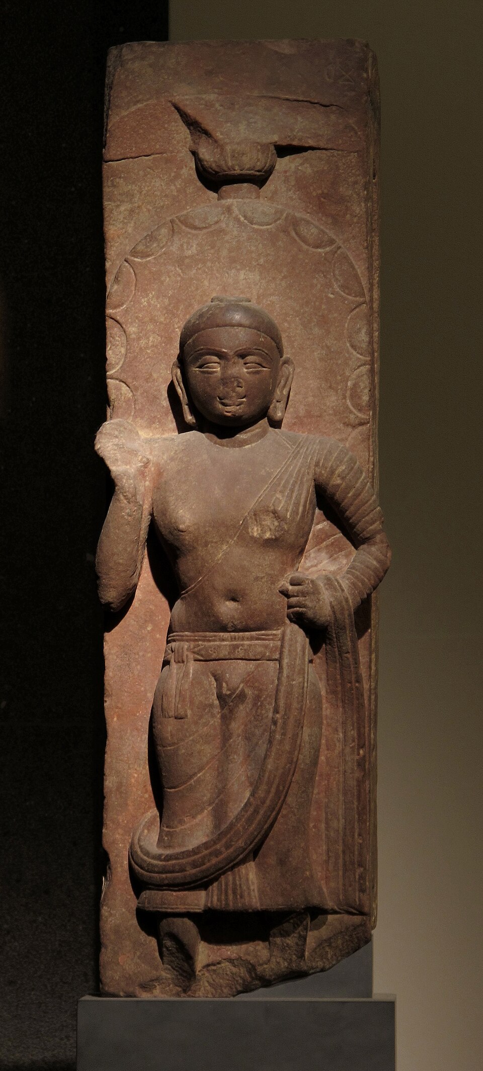 Statue de Mathura représentant un bodhisattva couronné d'un chatra